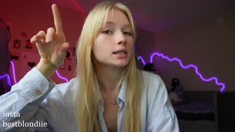 Snapshot of bestblondiiecb chatting on 01/03/25, 05:31 Chloe Next stream on Friday online show from 01/03/25, 05:31