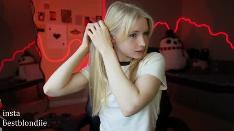 Snapshot of bestblondiiecb chatting on 01/17/25, 05:19 Chloe Next stream on Friday online show from 01/17/25, 05:19