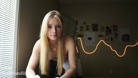 Snapshot of bestblondiiecb chatting on 03/03/25, 08:54 Chloe Next stream on Friday online show from 03/03/25, 08:54