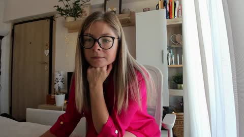 Vicky   online show from 10/14/25, 07:09