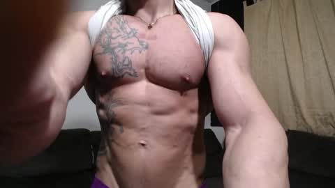 Snapshot of bestmuscle chatting on 05/29/26, 11:14 bestmuscle online show from 05/29/26, 11:14