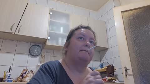 Snapshot of bethnorth chatting on 09/23/25, 02:03 bethnorth online show from 09/23/25, 02:03