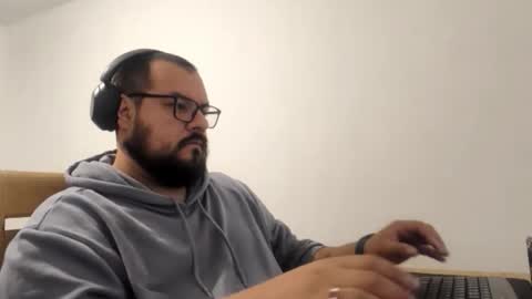 Snapshot of beto1927 chatting on 11/18/25, 03:23 beto1927 online show from 11/18/25, 03:23