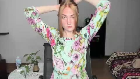 Snapshot of betty_witchy chatting on 06/19/26, 04:17 Dory make me happier online show from 06/19/26, 04:17