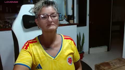 Snapshot of bety_cum3 chatting on 06/24/26, 01:37 bibiana online show from 06/24/26, 01:37