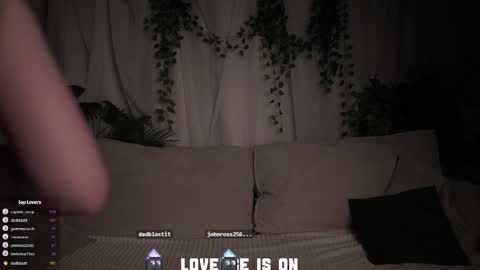 Eliz online show from 12/21/25, 01:24