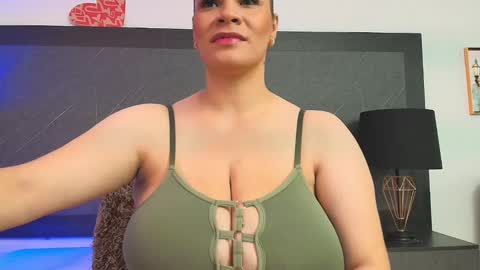 Snapshot of big_tits_in_your_face chatting on 12/28/24, 07:54 Tell me Sophia  online show from 12/28/24, 07:54