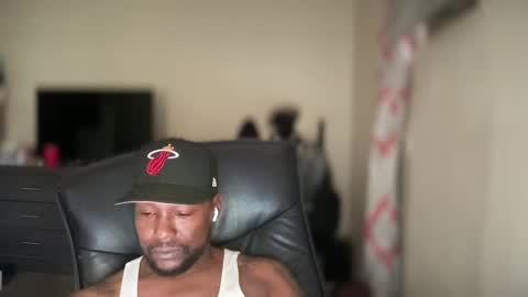 Snapshot of bigbackwoodcali chatting on 10/08/25, 10:29 bigbackwoodcali online show from 10/08/25, 10:29