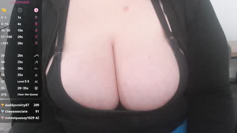 Snapshot of bigbittiesandfun chatting on 01/02/25, 02:13 bigbittiesandfun online show from 01/02/25, 02:13