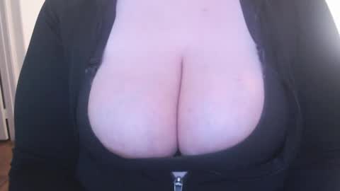 Snapshot of bigbittiesandfun chatting on 01/20/25, 02:11 bigbittiesandfun online show from 01/20/25, 02:11