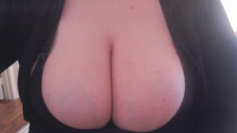 Snapshot of bigbittiesandfun chatting on 01/21/25, 08:43 bigbittiesandfun online show from 01/21/25, 08:43