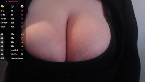 Snapshot of bigbittiesandfun chatting on 03/04/25, 05:13 bigbittiesandfun online show from 03/04/25, 05:13