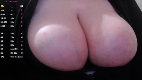 Snapshot of bigbittiesandfun chatting on 10/04/25, 05:16 bigbittiesandfun online show from 10/04/25, 05:16