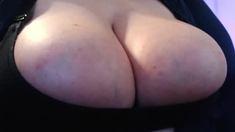 Snapshot of bigbittiesandfun chatting on 04/23/26, 11:40 bigbittiesandfun online show from 04/23/26, 11:40