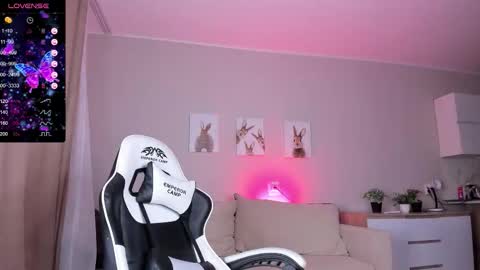 Snapshot of bigboobsalise chatting on 12/16/25, 11:26 Alise online show from 12/16/25, 11:26