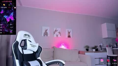 Snapshot of bigboobsalise chatting on 12/19/25, 12:01 Alise online show from 12/19/25, 12:01