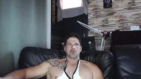 Snapshot of bigboyband chatting on 10/23/25, 03:33 Bigboyband online show from 10/23/25, 03:33