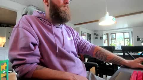 Snapshot of bigredbeardo chatting on 08/10/26, 06:39 Beardo online show from 08/10/26, 06:39