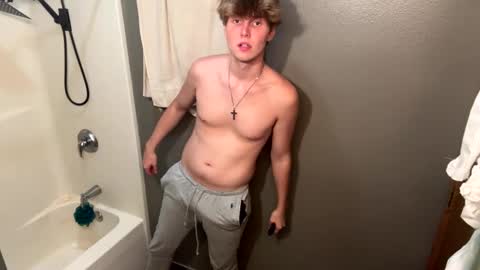 Snapshot of bigskinnyboyshh chatting on 10/01/25, 02:28 bigskinnyboyshh online show from 10/01/25, 02:28