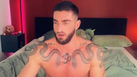 Snapshot of bigsnakeman1995 chatting on 11/16/25, 01:06 Gogo online show from 11/16/25, 01:06