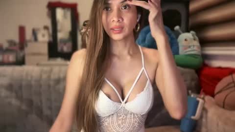 Yna     online show from 02/18/25, 11:30