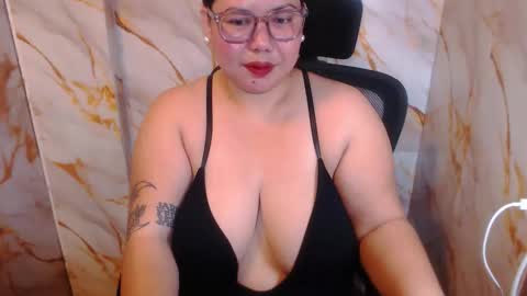 Snapshot of bigtitshotmom chatting on 04/24/26, 09:23 MARJ online show from 04/24/26, 09:23