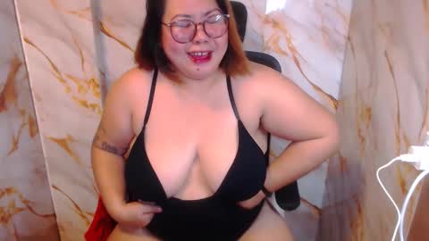 Snapshot of bigtitshotmom chatting on 05/17/26, 09:06 MARJ online show from 05/17/26, 09:06
