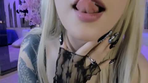 Snapshot of biizzy_noar chatting on 11/11/25, 06:13 Biizzy online show from 11/11/25, 06:13