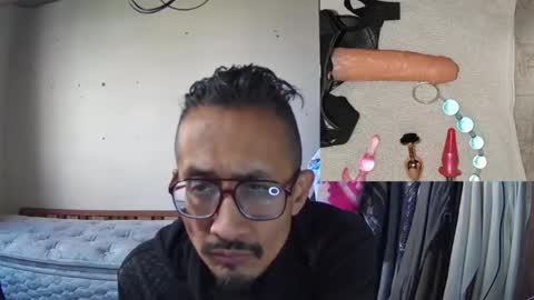 Snapshot of bisexmangenx chatting on 12/21/25, 06:37 Manu O online show from 12/21/25, 06:37