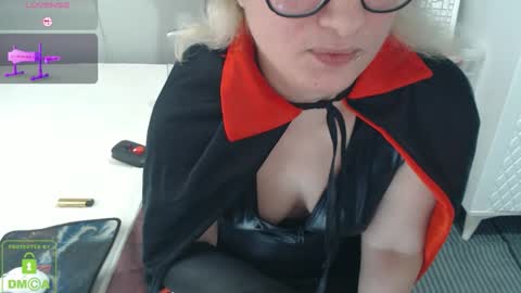 bisex woman online show from 10/31/25, 05:30