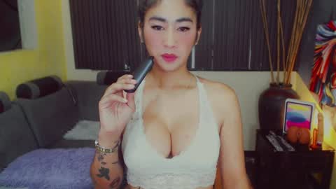 Snapshot of bitchcommanderstella chatting on 03/25/26, 09:43 3 online show from 03/25/26, 09:43