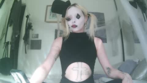 vampire fang  online show from 10/30/25, 09:04