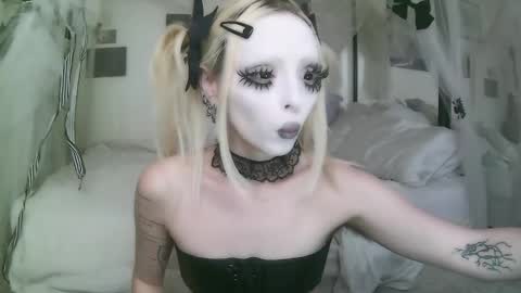 Snapshot of bl0odsyring3 chatting on 03/09/26, 06:23 vampire fang online show from 03/09/26, 06:23