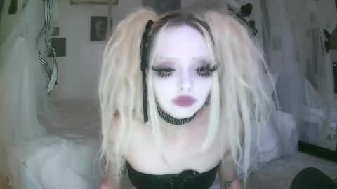 Snapshot of bl0odsyring3 chatting on 04/02/26, 06:16 vampire fang online show from 04/02/26, 06:16