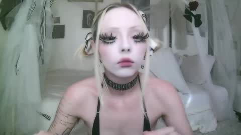 Snapshot of bl0odsyring3 chatting on 04/05/26, 08:06 vampire fang online show from 04/05/26, 08:06