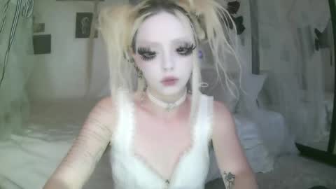 Snapshot of bl0odsyring3 chatting on 04/08/26, 06:08 vampire fang online show from 04/08/26, 06:08