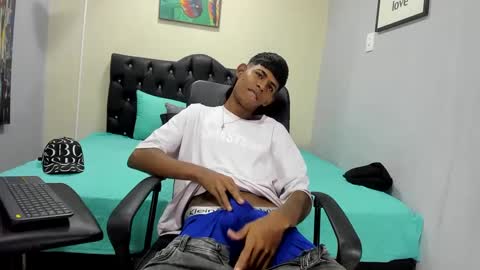 Snapshot of black_boy_22cm chatting on 03/01/25, 02:04 boy online show from 03/01/25, 02:04