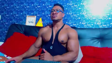 Snapshot of black_seus85 chatting on 12/14/25, 07:18 duglas online show from 12/14/25, 07:18