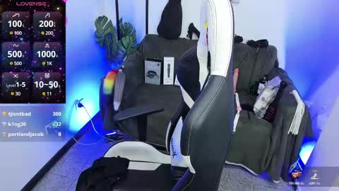 Snapshot of blackberry_s chatting on 02/19/25, 11:14 Sophie online show from 02/19/25, 11:14