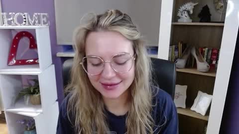 Z O E Y online show from 11/07/25, 06:02