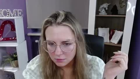 Z O E Y online show from 11/12/25, 06:03