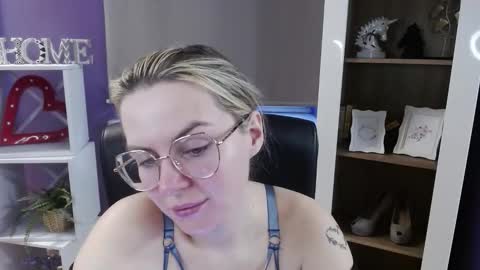 Z O E Y online show from 03/10/26, 05:45