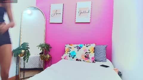 Tifffany bllom online show from 03/04/25, 07:43