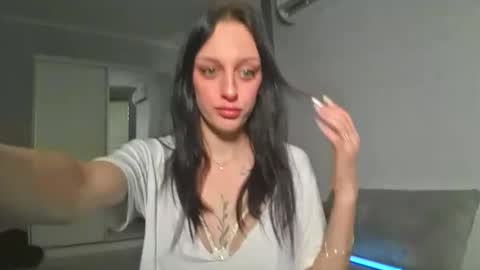 Snapshot of blacky_berry chatting on 10/21/25, 11:22 Ivy online show from 10/21/25, 11:22