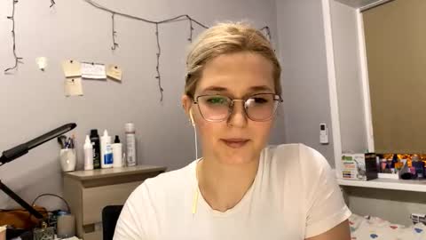 Nicole online show from 11/11/25, 04:07