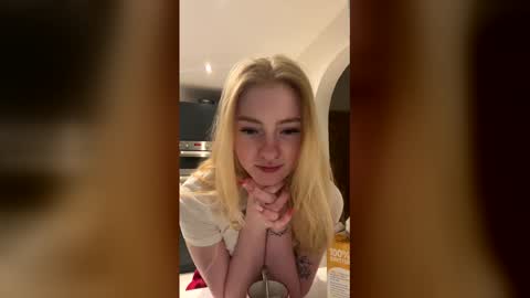 Snapshot of bleurosexx chatting on 04/23/26, 08:22 bleurosexx online show from 04/23/26, 08:22