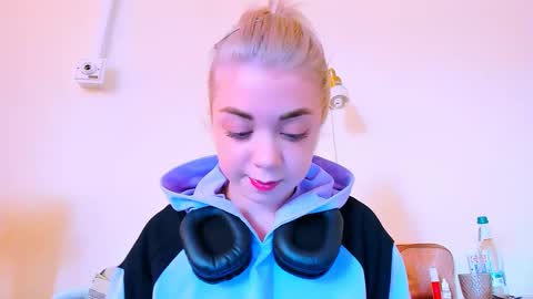 Nicole online show from 02/26/25, 12:14