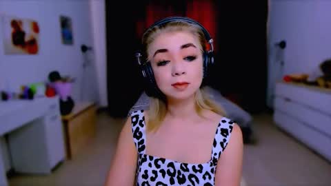 Nicole online show from 09/19/25, 08:05