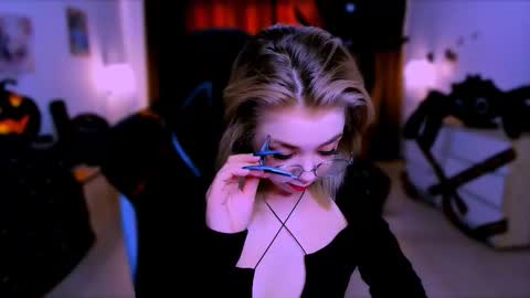 Nicole online show from 10/10/25, 07:07