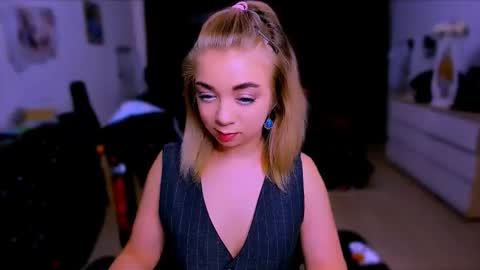 Nicole online show from 11/10/25, 09:08